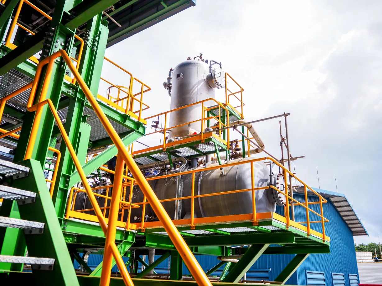 Industrial pressure vessel with venting pipework and catwalk access for deaerator sizing